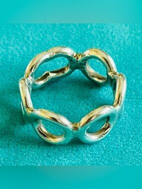 SILVER CIRCLE RING. 925 STERLING MEXICO
UNUSUAL LINKED CIRCLE DESIGN. SIZE 7